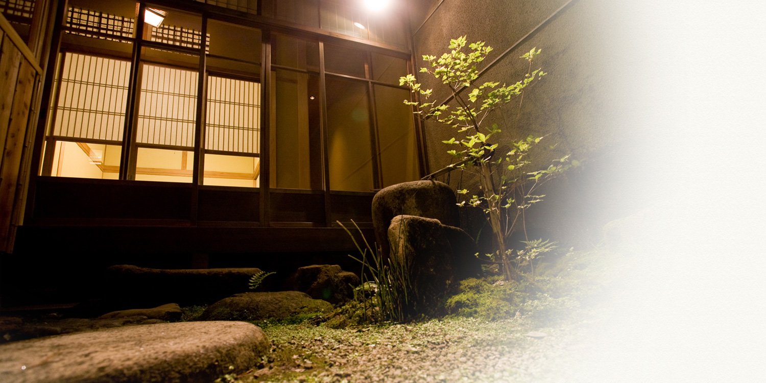 写真:一階個室から眺められる京都風情ある坪庭