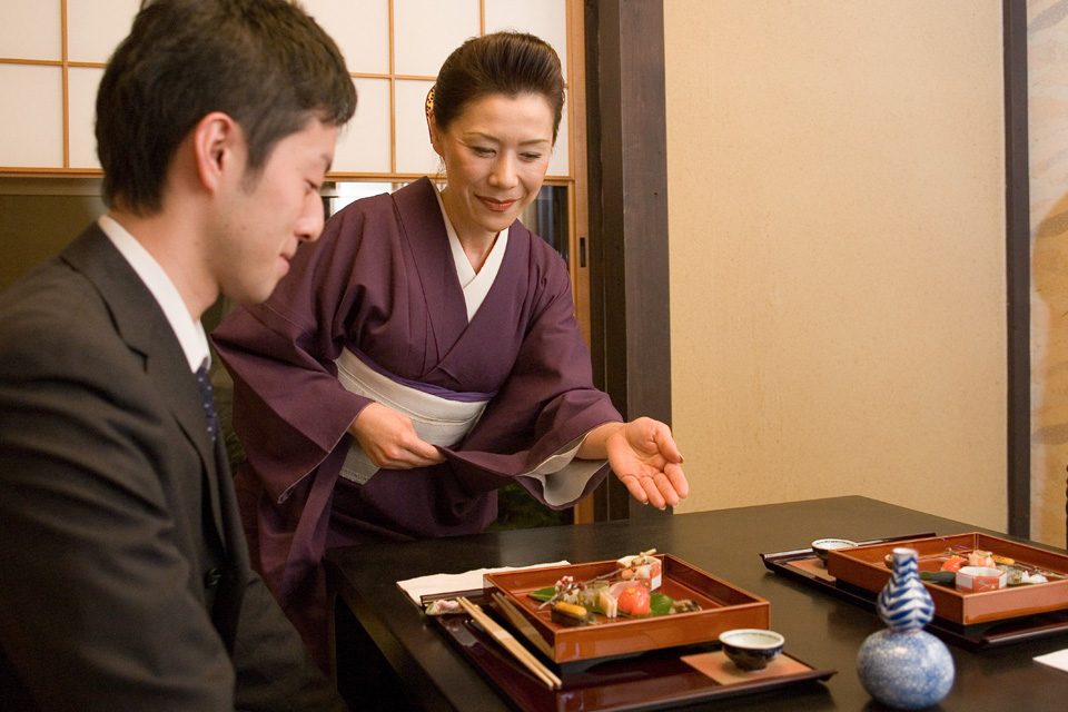 写真:経験豊富な接客係が場面に合わせて対応・給仕