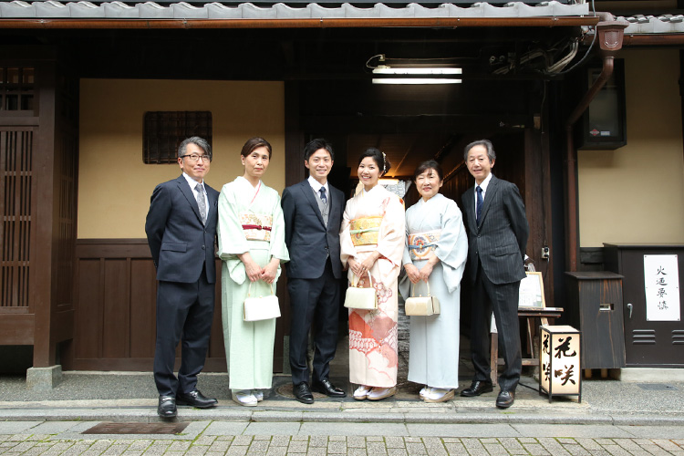 写真:着物姿での結納家族写真