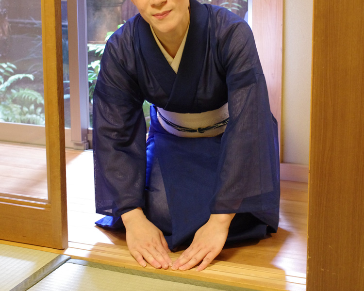 写真:接客経験豊かな着物の接客係が対応
