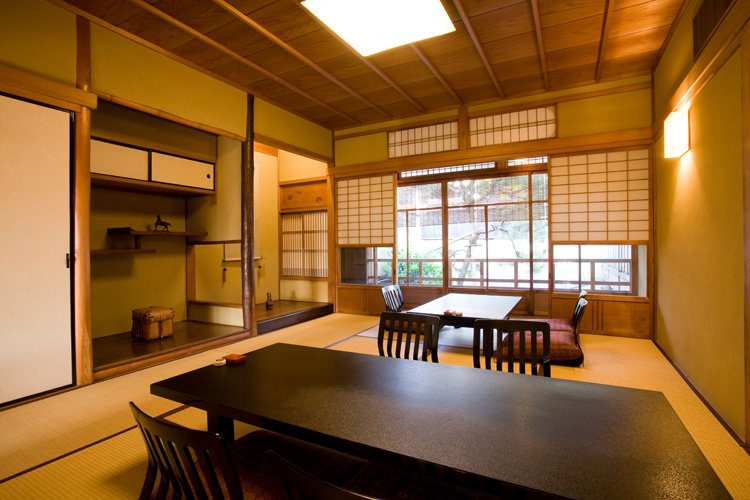 写真:桜満開の高台寺公園とねねの道