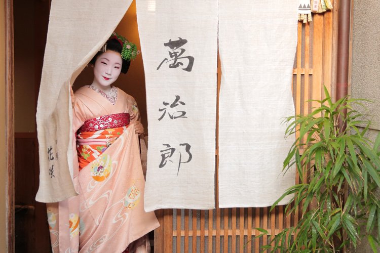 写真:ライトアップされる高台寺公園とねねの道