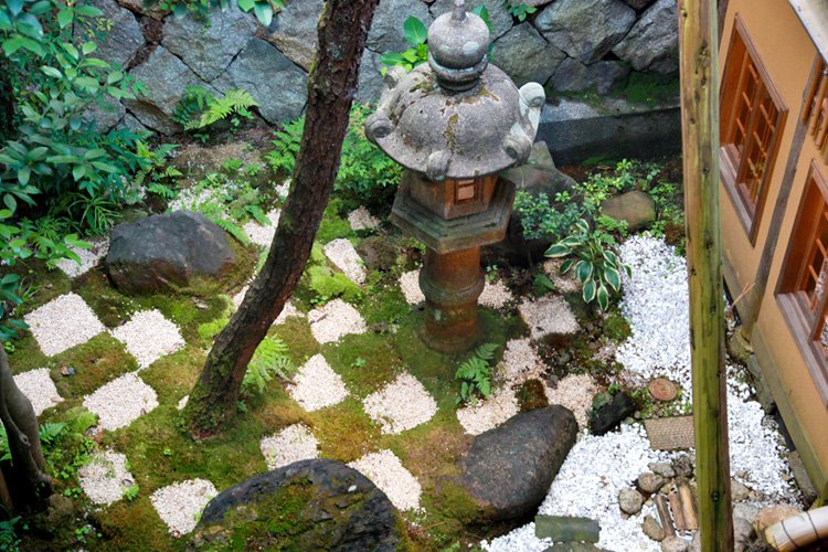 写真:新緑が美しい高台寺への道